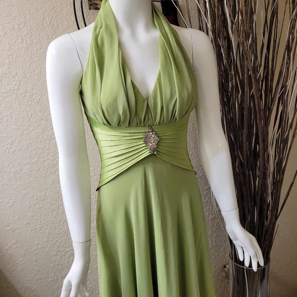 Beautiful Semi Formal Low-cut detailed dress